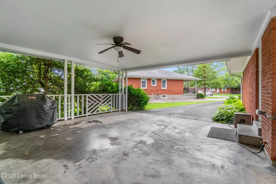 Exterior - 1716 Marwood Pl, Louisville, KY 40213 photo 7 of 8