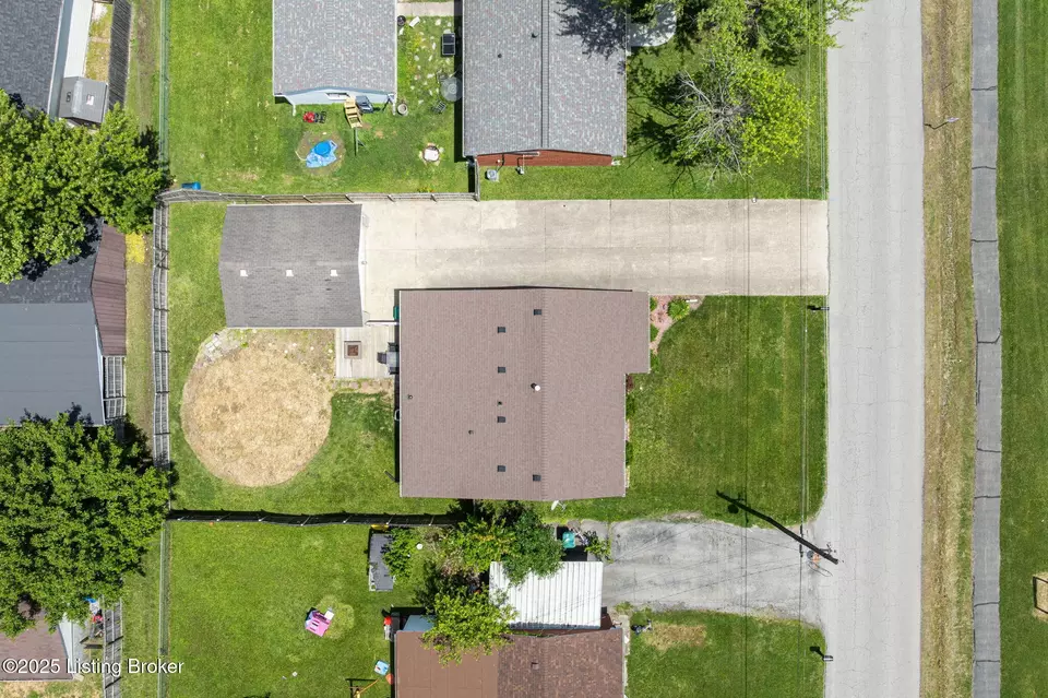 View/Area - 310 Crestwood Ln, Louisville, KY 40229 photo 7 of 14