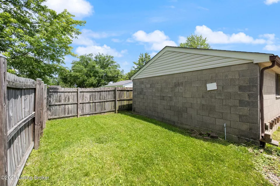 Exterior - 310 Crestwood Ln, Louisville, KY 40229 photo 10 of 13