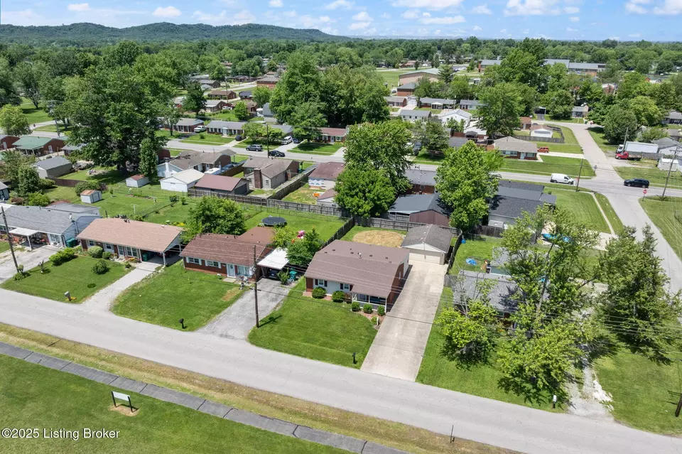 View/Area - 310 Crestwood Ln, Louisville, KY 40229 photo 4 of 14