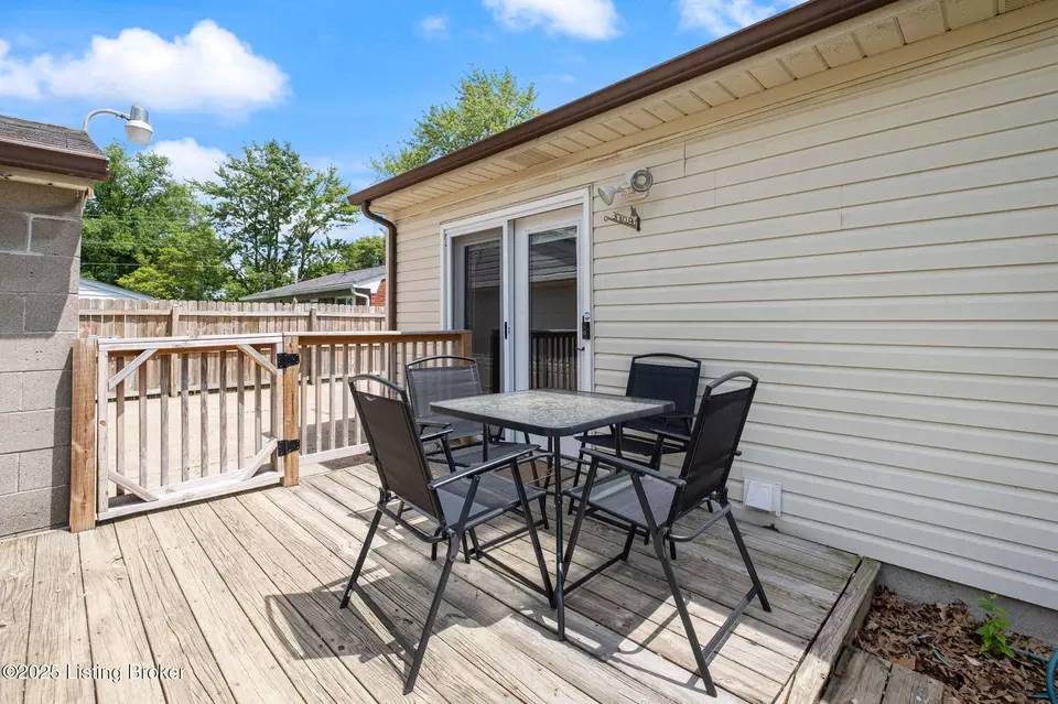 Exterior - 310 Crestwood Ln, Louisville, KY 40229 photo 6 of 13
