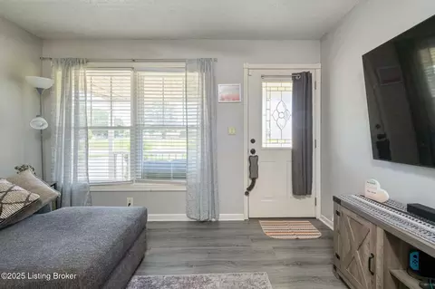 Entry Way - 310 Crestwood Ln, Louisville, KY 40229 photo 1 of 2