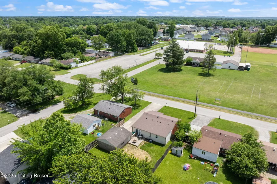 View/Area - 310 Crestwood Ln, Louisville, KY 40229 photo 9 of 14
