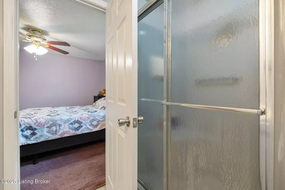 Bedroom - 310 Crestwood Ln, Louisville, KY 40229 photo 4 of 6