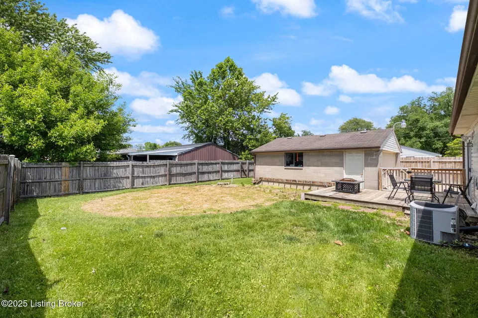 Exterior - 310 Crestwood Ln, Louisville, KY 40229 photo 7 of 13