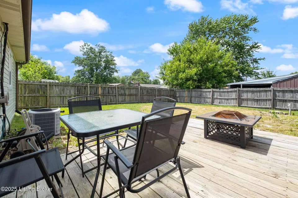 Exterior - 310 Crestwood Ln, Louisville, KY 40229 photo 5 of 13
