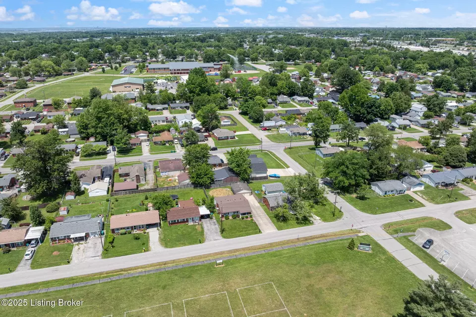 View/Area - 310 Crestwood Ln, Louisville, KY 40229 photo 6 of 14