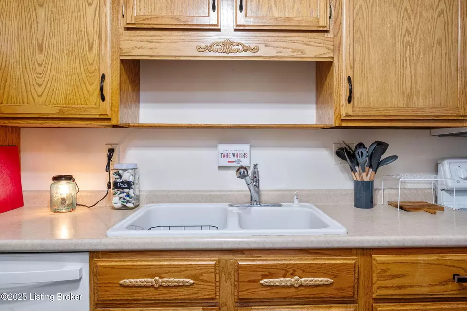 Kitchen - 310 Crestwood Ln, Louisville, KY 40229 photo 4 of 5