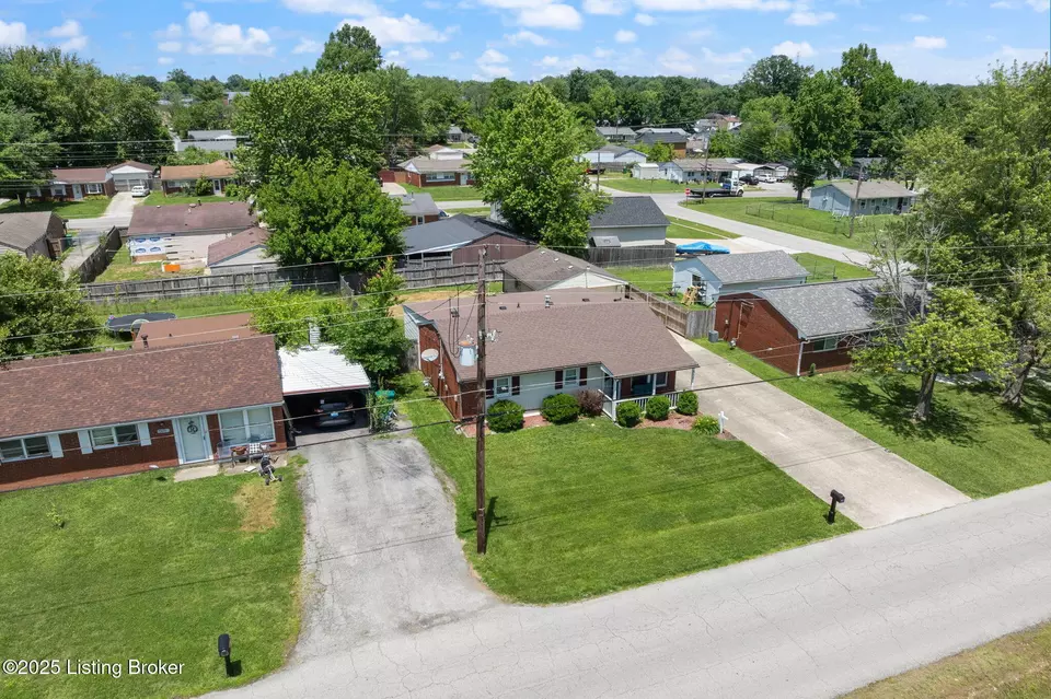 View/Area - 310 Crestwood Ln, Louisville, KY 40229 photo 2 of 14