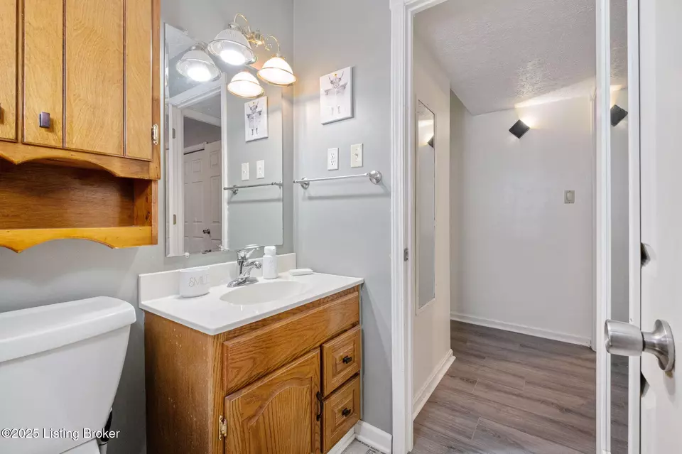 Bath - 310 Crestwood Ln, Louisville, KY 40229 photo 3 of 4