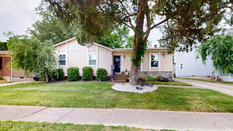 5621 Wooded Lake Dr, Louisville, KY 40299