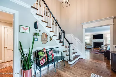 Entry Way - 515 Rolling Ln, Louisville, KY 40207 photo 3 of 6