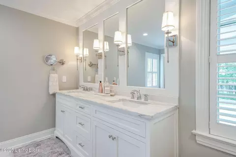 Bath - 515 Rolling Ln, Louisville, KY 40207 photo 5 of 12