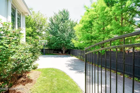 Exterior - 515 Rolling Ln, Louisville, KY 40207 photo 3 of 16