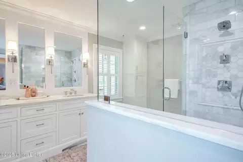 Bath - 515 Rolling Ln, Louisville, KY 40207 photo 3 of 12