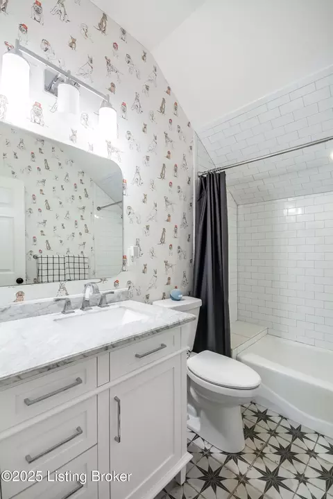 Bath - 515 Rolling Ln, Louisville, KY 40207 photo 10 of 12