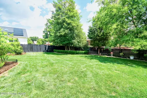 Exterior - 515 Rolling Ln, Louisville, KY 40207 photo 8 of 16