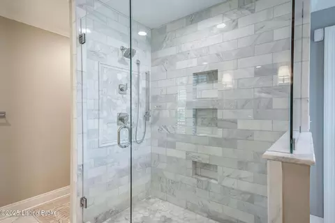 Bath - 515 Rolling Ln, Louisville, KY 40207 photo 6 of 12