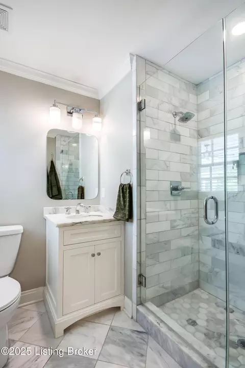 Bath - 515 Rolling Ln, Louisville, KY 40207 photo 2 of 12