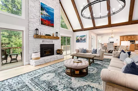Living - 2918 Spickert Knob Rd, Floyds Knobs, IN 47119 photo 3 of 7