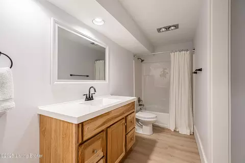 Bath - 2918 Spickert Knob Rd, Floyds Knobs, IN 47119 photo 8 of 8