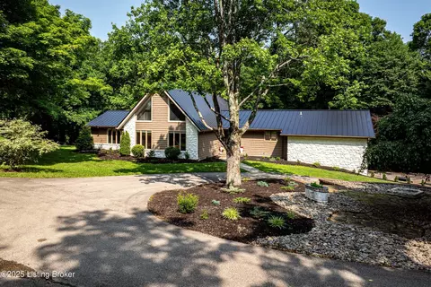 Exterior - 2918 Spickert Knob Rd, Floyds Knobs, IN 47119 photo 2 of 13