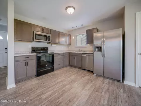 Kitchen - 108 Ruby Farm Dr, Mount Washington, KY 40047 photo 2 of 3