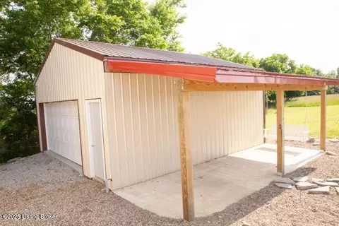 Exterior - 6099 Bloomfield Rd, Springfield, KY 40069 photo 4 of 5