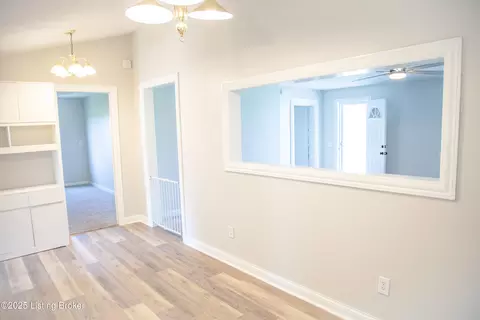Living - 6099 Bloomfield Rd, Springfield, KY 40069 photo 1 of 3