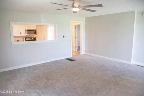 Living - 6099 Bloomfield Rd, Springfield, KY 40069 photo 2 of 3