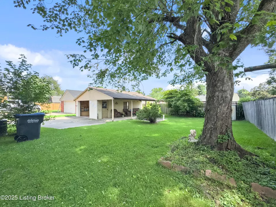 Exterior - 3408 Pinecroft Dr, Louisville, KY 40219 photo 2 of 6