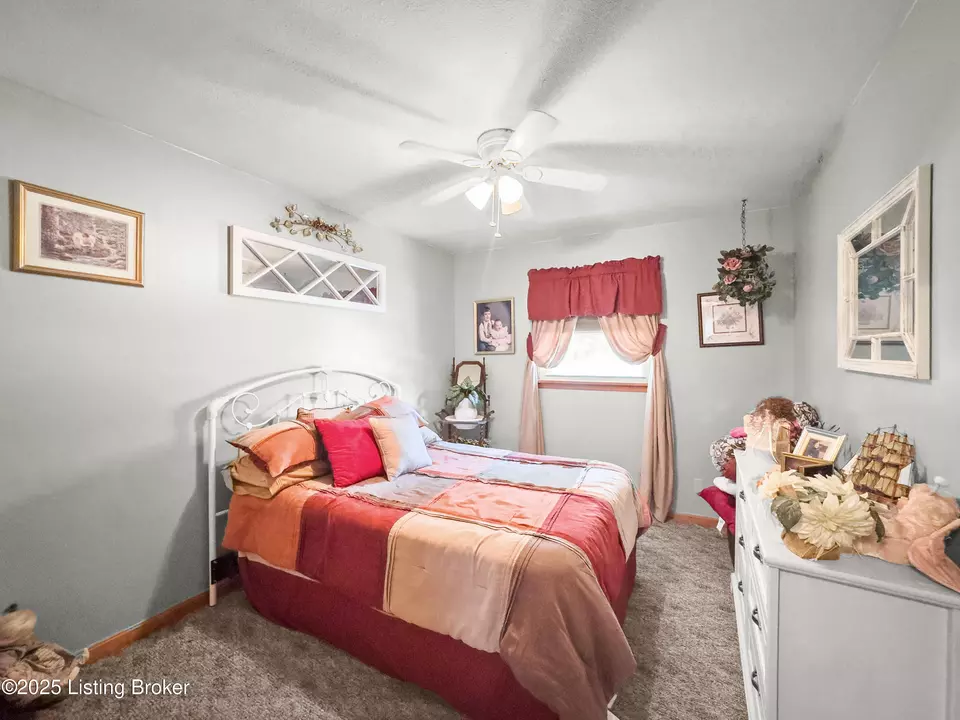 Bedroom - 3408 Pinecroft Dr, Louisville, KY 40219 photo 4 of 9