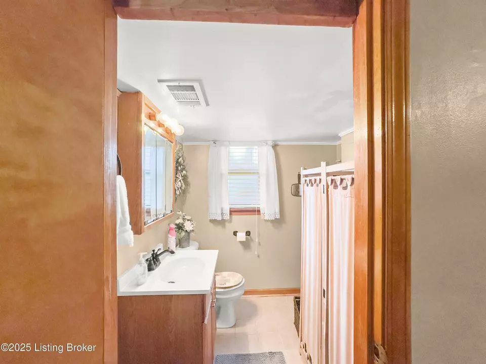 Bath - 3408 Pinecroft Dr, Louisville, KY 40219 photo 5 of 5