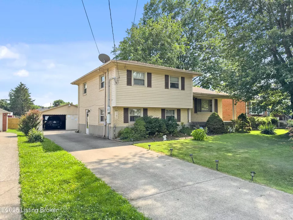 Exterior - 3408 Pinecroft Dr, Louisville, KY 40219 photo 4 of 6
