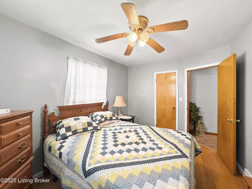 Bedroom - 3408 Pinecroft Dr, Louisville, KY 40219 photo 8 of 9