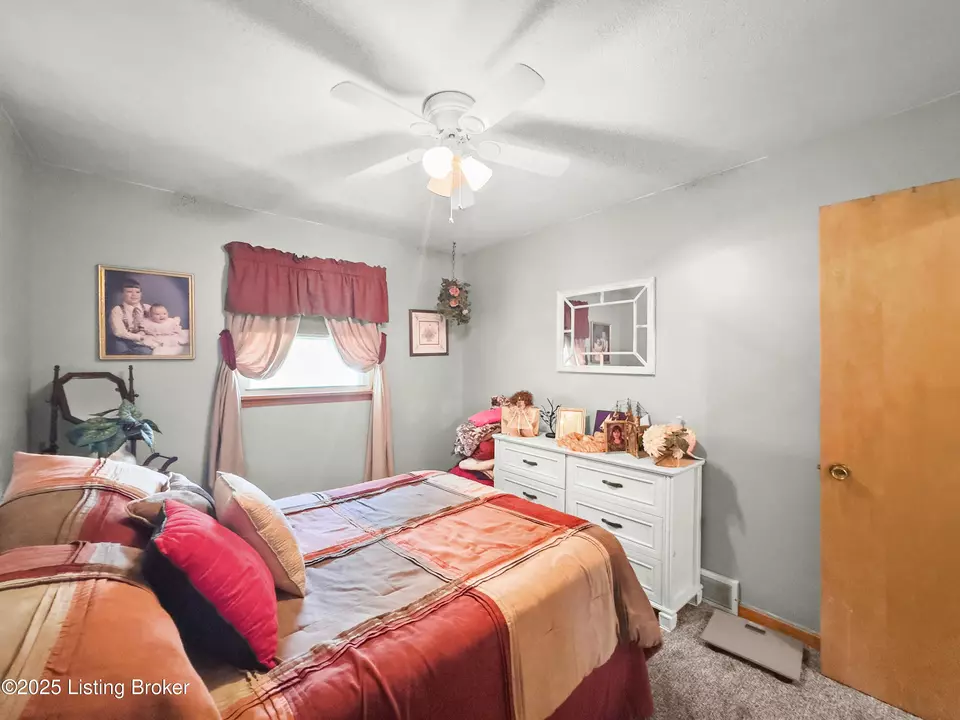 Bedroom - 3408 Pinecroft Dr, Louisville, KY 40219 photo 5 of 9