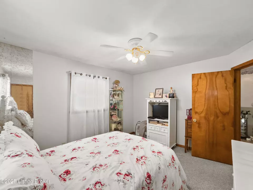 Bedroom - 3408 Pinecroft Dr, Louisville, KY 40219 photo 2 of 9