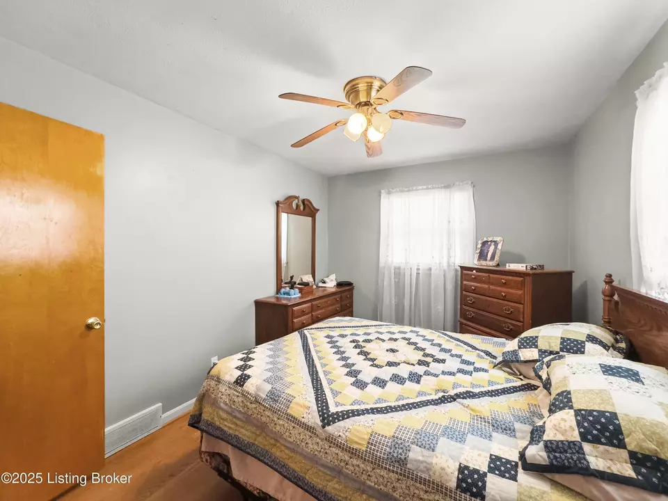 Bedroom - 3408 Pinecroft Dr, Louisville, KY 40219 photo 9 of 9