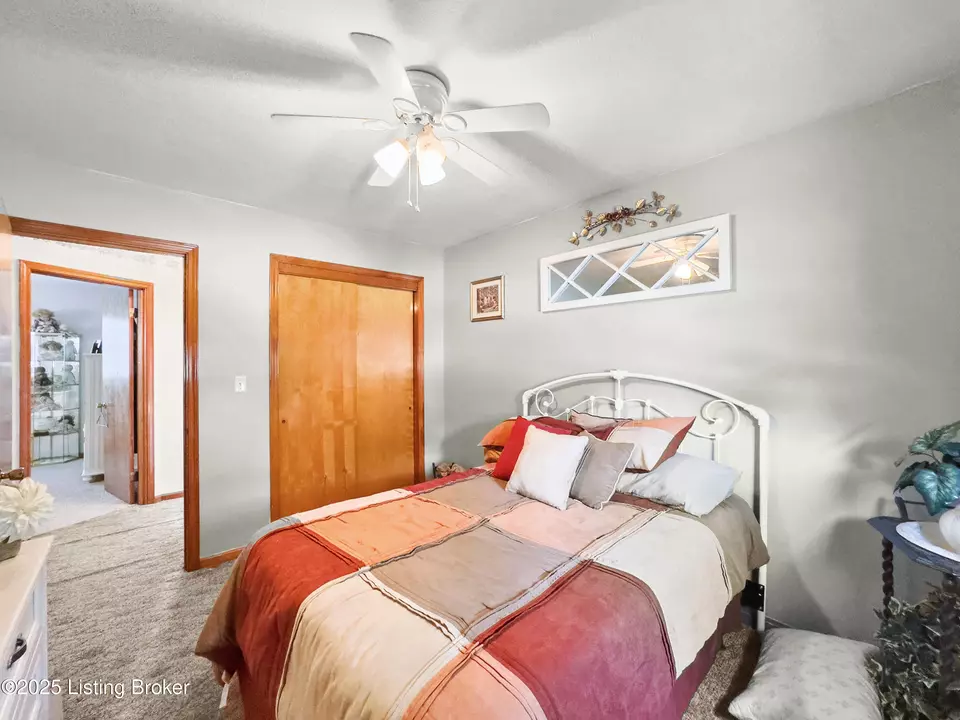 Bedroom - 3408 Pinecroft Dr, Louisville, KY 40219 photo 6 of 9