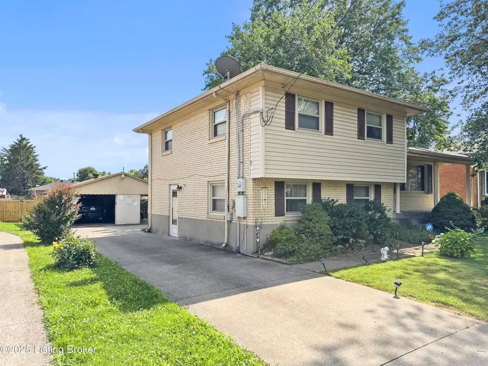Exterior - 3408 Pinecroft Dr, Louisville, KY 40219 photo 3 of 6