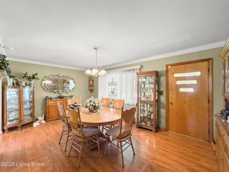 Dining - 3408 Pinecroft Dr, Louisville, KY 40219 photo 3 of 6