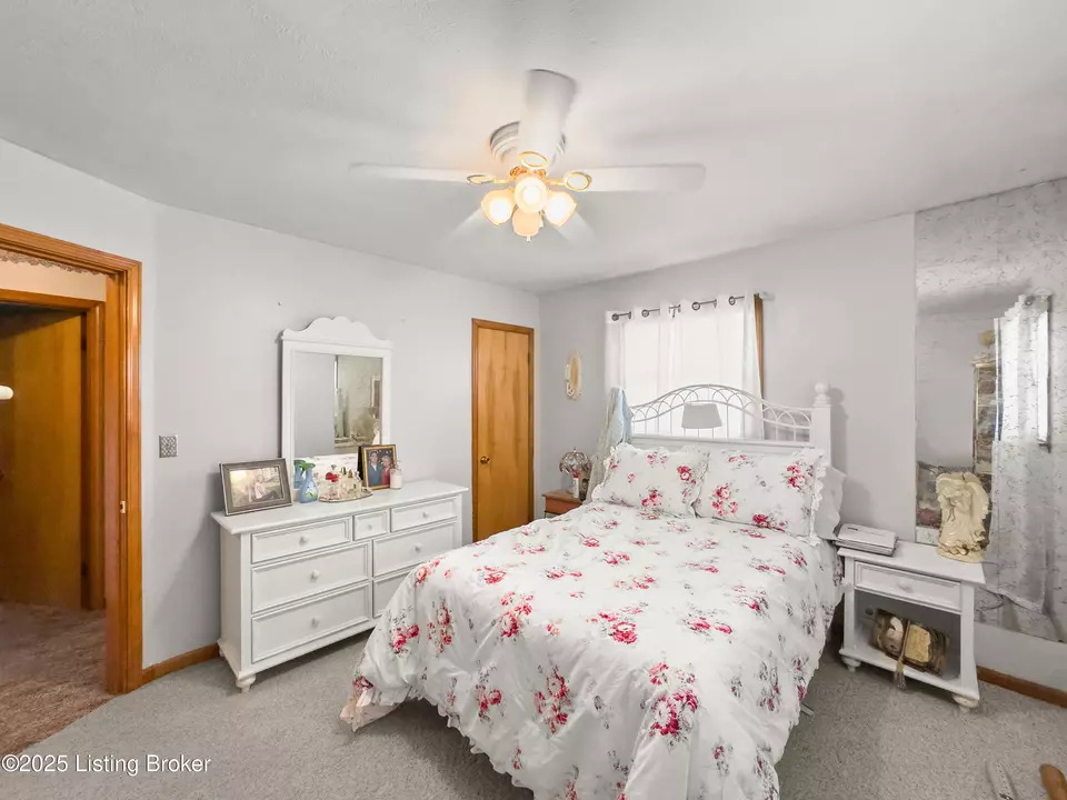 Bedroom - 3408 Pinecroft Dr, Louisville, KY 40219 photo 3 of 9
