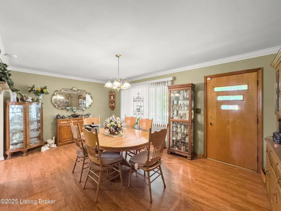 Dining - 3408 Pinecroft Dr, Louisville, KY 40219 photo 4 of 6