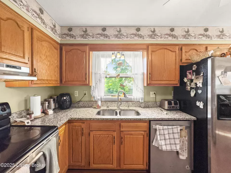 Kitchen - 3408 Pinecroft Dr, Louisville, KY 40219 photo 3 of 4