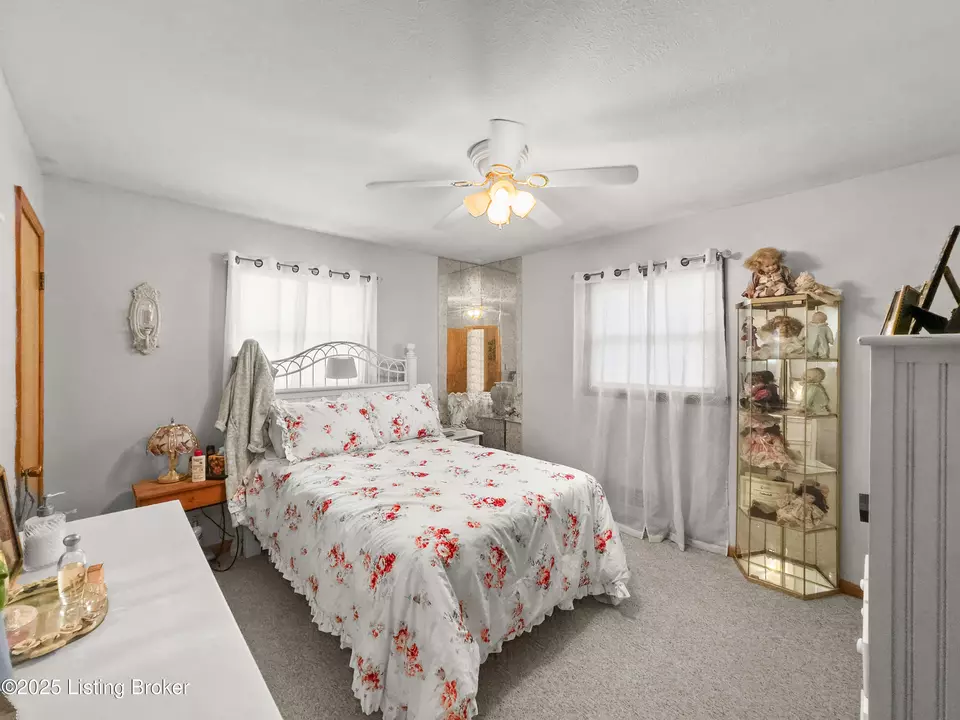 Bedroom - 3408 Pinecroft Dr, Louisville, KY 40219 photo 1 of 9