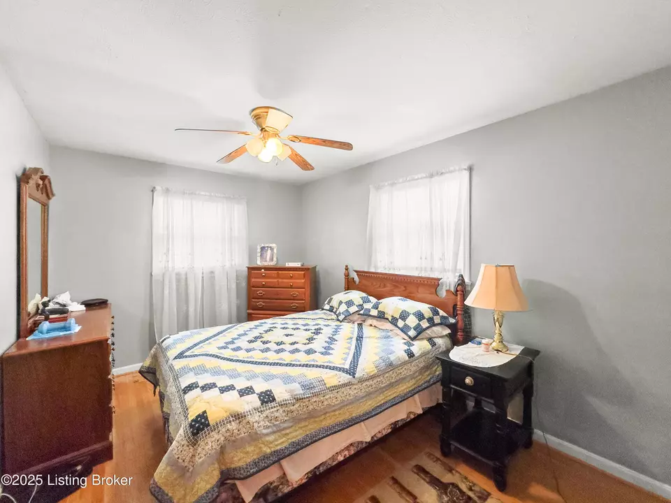 Bedroom - 3408 Pinecroft Dr, Louisville, KY 40219 photo 7 of 9
