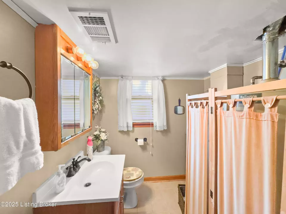 Bath - 3408 Pinecroft Dr, Louisville, KY 40219 photo 4 of 5
