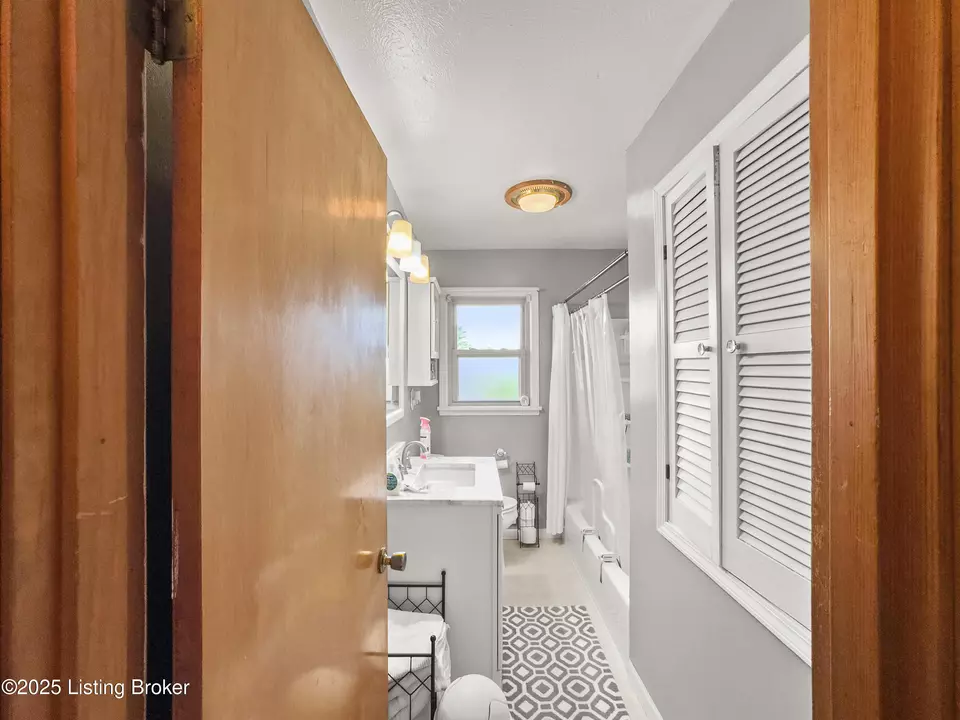 Entry Way - 3408 Pinecroft Dr, Louisville, KY 40219 photo 2 of 2