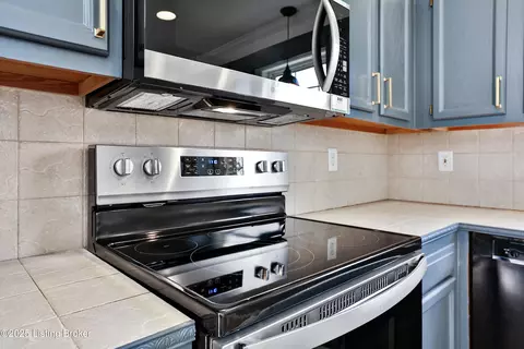 Kitchen - 2425 Buzzard Roost Rd, Waddy, KY 40076 photo 2 of 3