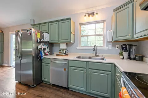 Kitchen - 128 Oakwood Cir, Pendleton, KY 40055 photo 4 of 6